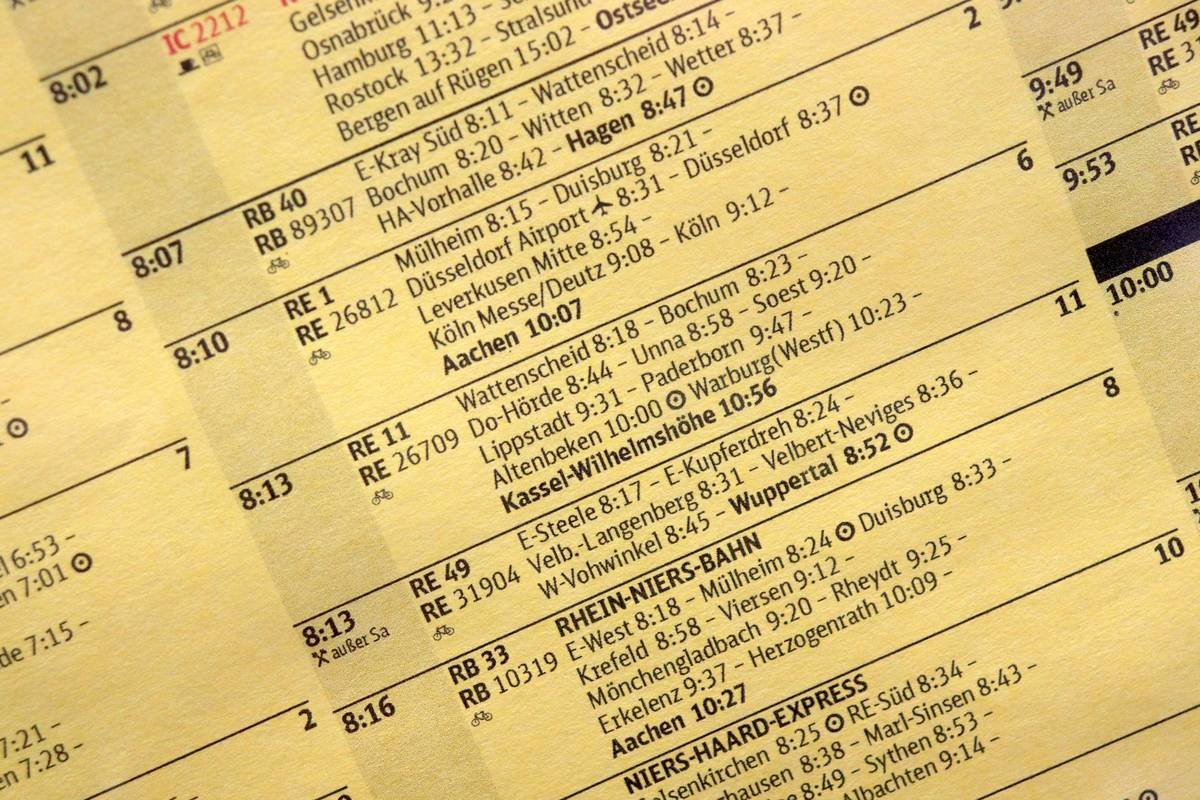 A detailed infographic explaining the stages of the Overwatch League bracket system.