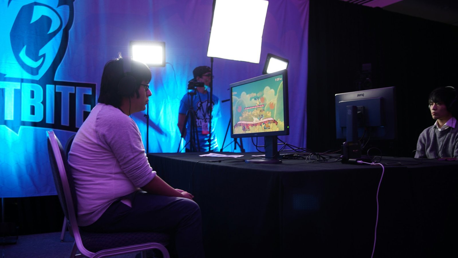 Comparison table showing optimal damage heroes for different Overwatch maps like King's Row and Dorado.