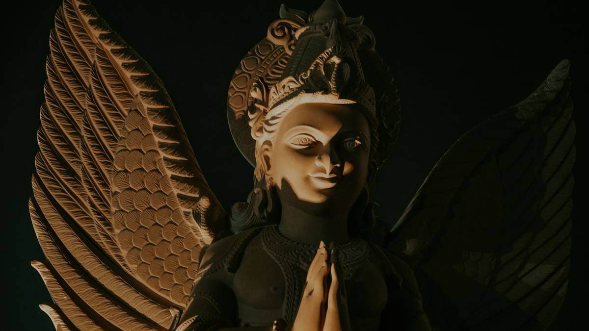 A visual flowchart explaining optimal healer movement patterns in different maps.