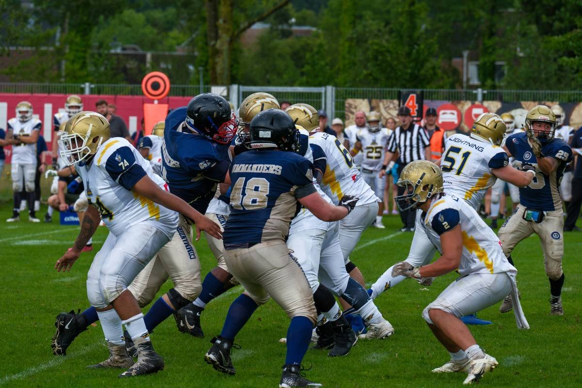 Infographic showing the anatomy of an Overwatch aggressive push including roles, timings, and communication cues.