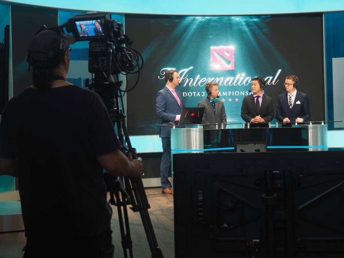 Infographic showing OWL 2024 broadcast platforms: YouTube (primary), with archive access via Overwatch League website. Twitch and ESPN no longer carry live matches.